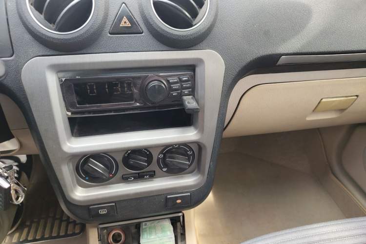 Used Geely Auto Liberty Ship 2011 1.3L Manual Fashion Edition Audio And AC Panel