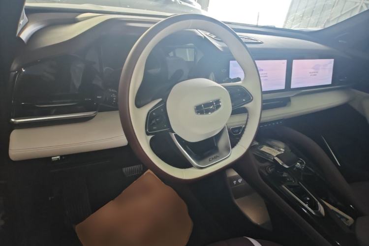 Used Geely Auto Monjaro L 2021 2.0TD High-Power Automatic All-Wheel-Drive Flagship Version Center Console