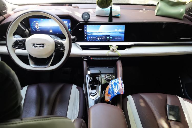 Used Geely Auto Monjaro L 2021 2.0TD High-Power Automatic All-Wheel-Drive Flagship Version Center Console