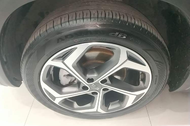 Used Geely Auto Monjaro L 2021 2.0TD DCT EVO Two-Wheel Drive Prestige Version Left Front Wheel Hub
