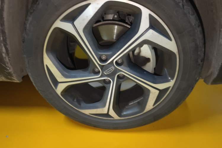 Used Geely Auto Monjaro L 2021 2.0TD DCT EVO Two-Wheel Drive Prestige Version Right Front Wheel Hub
