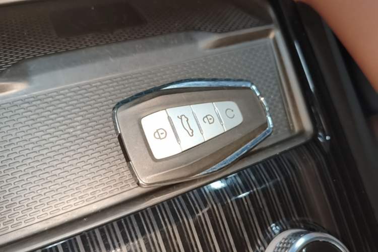 Used Geely Auto Monjaro L 2021 2.0TD DCT EVO Two-Wheel Drive Smart Luxury Version Vehicle Key