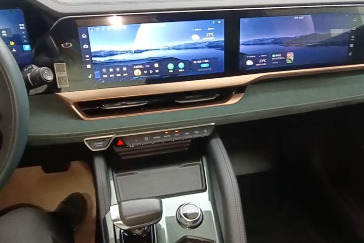 Used Geely Auto Monjaro L 2021 2.0TD DCT EVO Two-Wheel Drive Smart Luxury Version Audio And AC Panel