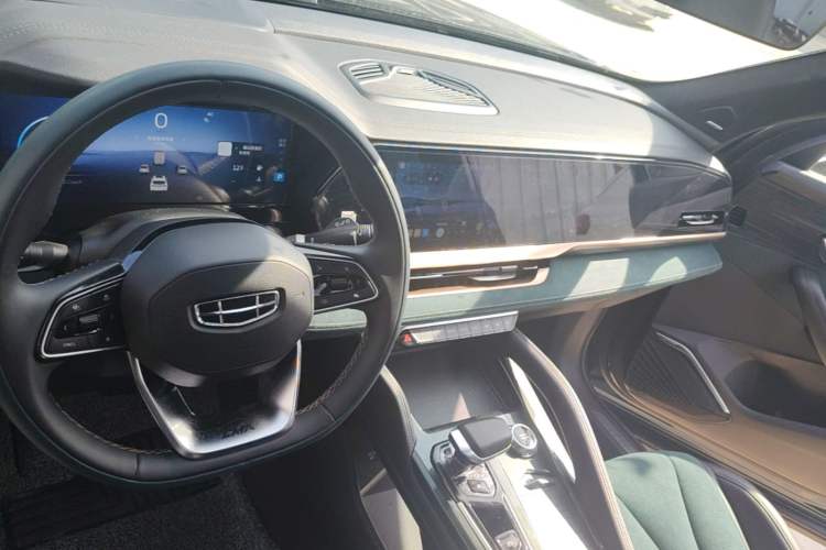 Used Geely Auto Monjaro L 2021 2.0TD High-Power Automatic All-Wheel Drive Luxury Version Center Console