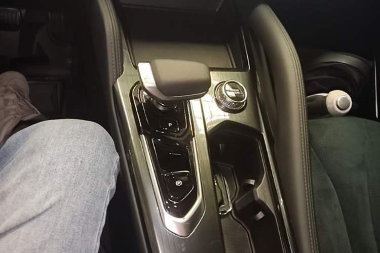 Used Geely Auto Monjaro L 2021 2.0TD DCT EVO Two-Wheel Drive Prestige Version Gear Lever