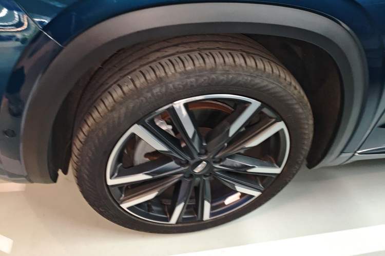 Used Geely Auto Monjaro L 2021 2.0TD High-Power Automatic All-Wheel-Drive Flagship Version Left Front Wheel Hub