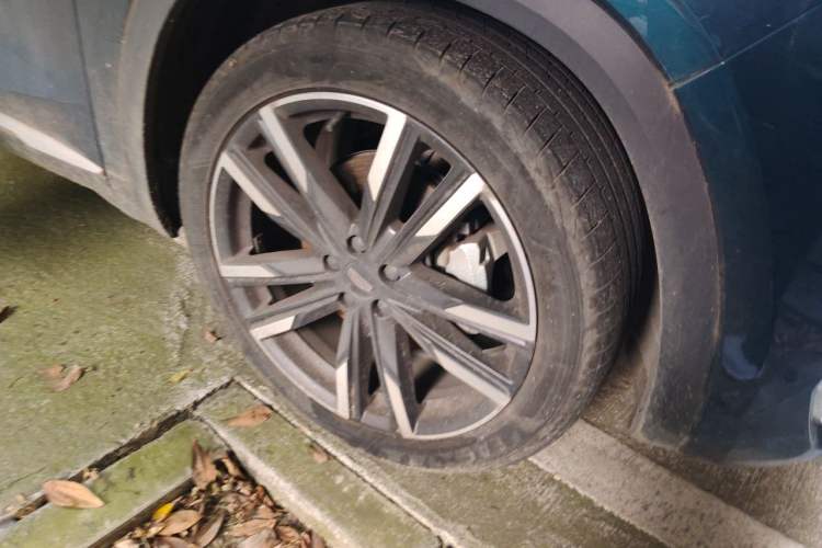Used Geely Auto Monjaro L 2021 2.0TD DCT EVO Two-Wheel Drive Prestige Version Right Front Wheel Hub