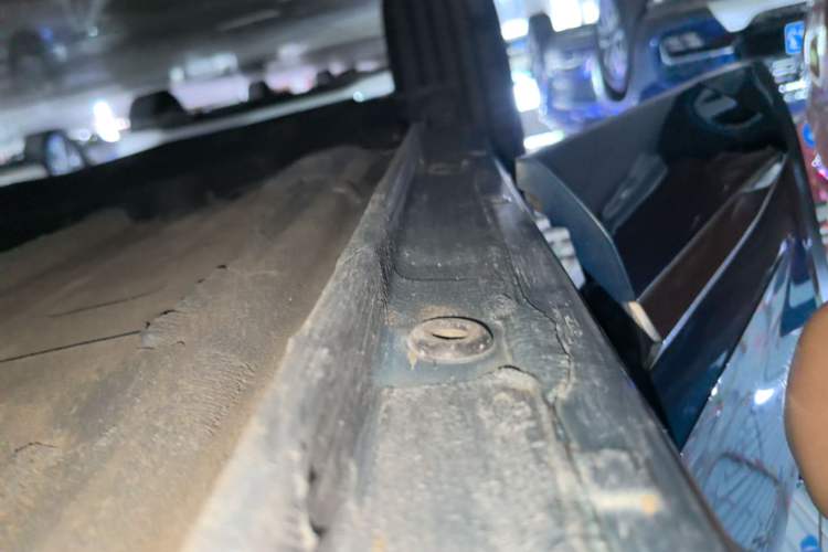 Used Geely Auto Monjaro L 2021 2.0TD High-Power Automatic All-Wheel Drive Luxury Version Right Side Sill