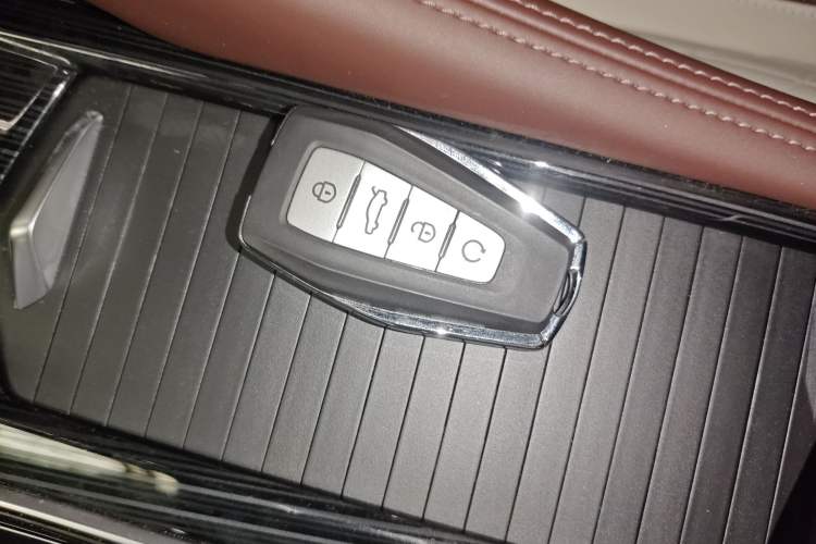 Used Geely Auto Monjaro L 2021 2.0TD DCT EVO Two-Wheel Drive Smart Luxury Version Vehicle Key