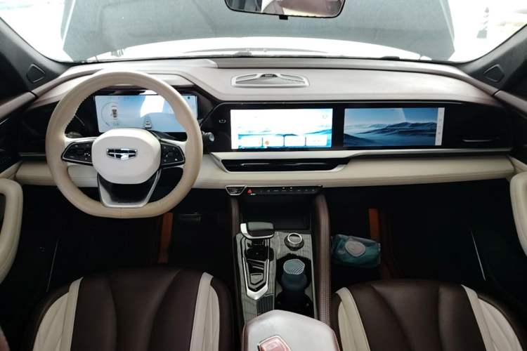 Used Geely Auto Monjaro L 2021 2.0TD DCT EVO Two-Wheel Drive Prestige Version Center Console
