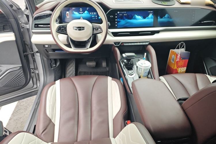 Used Geely Auto Monjaro L 2021 2.0TD DCT EVO Two-Wheel Drive Prestige Version Center Console