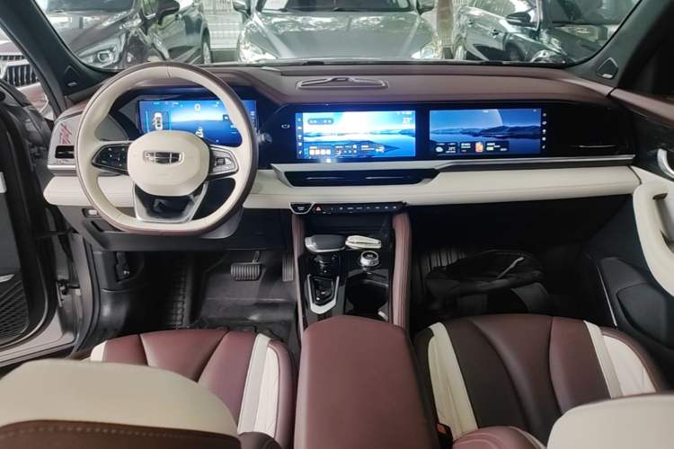 Used Geely Auto Monjaro L 2021 2.0TD High-Power Automatic All-Wheel-Drive Flagship Version Center Console