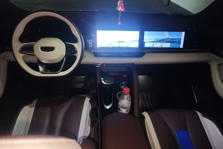 Used Geely Auto Monjaro L 2021 2.0TD DCT EVO Two-Wheel Drive Prestige Version Center Console