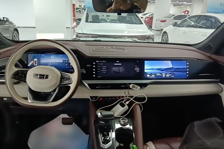 Used Geely Auto Monjaro L 2021 2.0TD DCT EVO Two-Wheel Drive Prestige Version Center Console