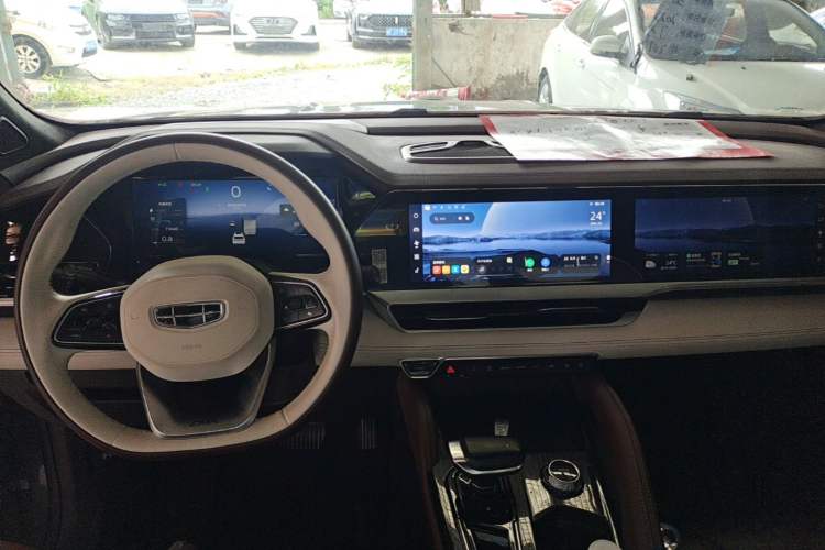 Used Geely Auto Monjaro L 2021 2.0TD DCT EVO Two-Wheel Drive Prestige Version Center Console