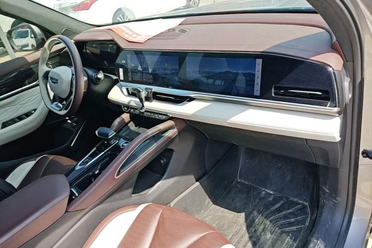 Used Geely Auto Monjaro L 2021 2.0TD DCT EVO Two-Wheel Drive Prestige Version Center Console