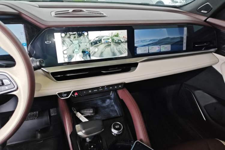 Used Geely Auto Monjaro L 2021 2.0TD High-Power Automatic All-Wheel Drive Luxury Version Center Console