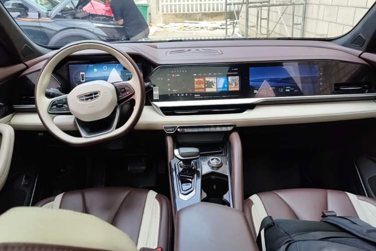 Used Geely Auto Monjaro L 2021 2.0TD DCT EVO Two-Wheel Drive Prestige Version Center Console