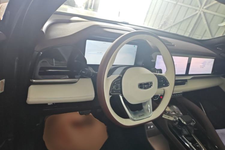 Used Geely Auto Monjaro L 2021 2.0TD High-Power Automatic All-Wheel-Drive Flagship Version Center Console