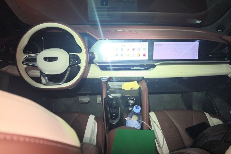 Used Geely Auto Monjaro L 2021 2.0TD DCT EVO Two-Wheel Drive Smart Luxury Version Center Console