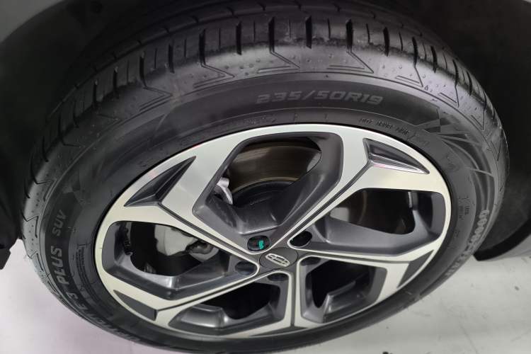 Used Geely Auto Monjaro L 2021 2.0TD DCT EVO Two-Wheel Drive Prestige Version Left Front Wheel Hub