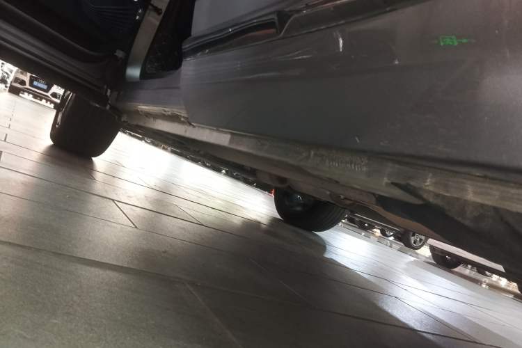 Used Geely Auto Monjaro L 2021 2.0TD DCT EVO Two-Wheel Drive Prestige Version Left Side Sill