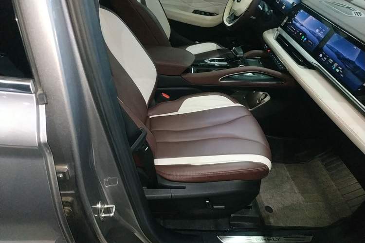 Used Geely Auto Monjaro L 2021 2.0TD DCT EVO Two-Wheel Drive Smart Luxury Version Right Front Seat