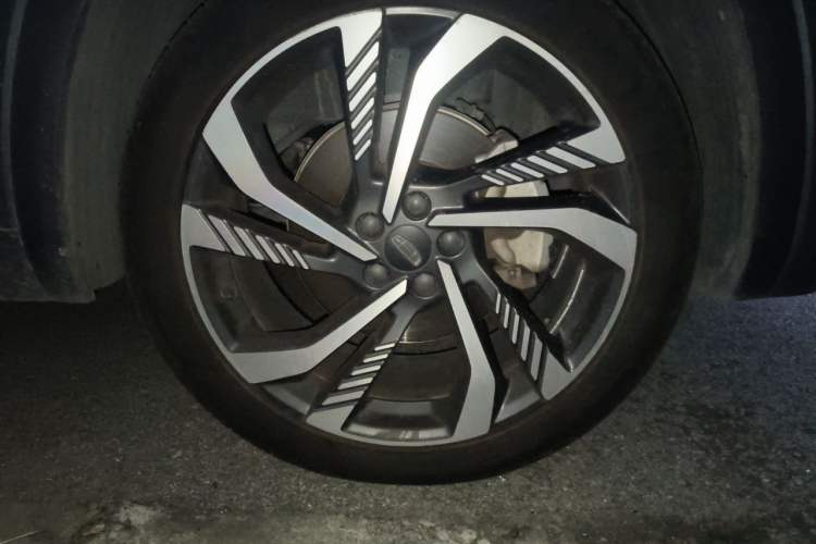 Used Geely Auto Monjaro L 2021 2.0TD DCT EVO Two-Wheel-Drive Flagship Version Right Front Wheel Hub