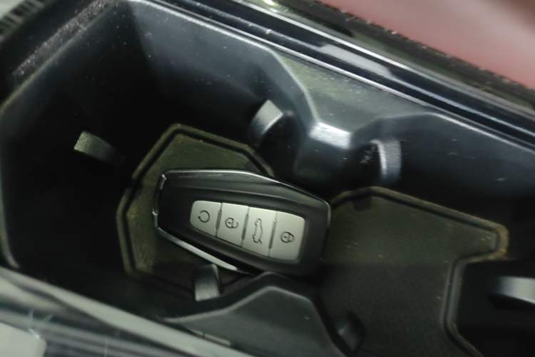 Used Geely Auto Monjaro L 2021 2.0TD DCT EVO Two-Wheel Drive Smart Luxury Version Vehicle Key