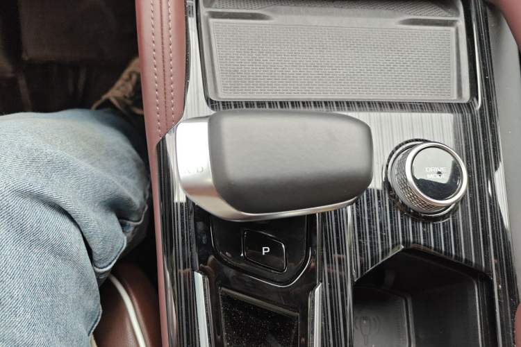 Used Geely Auto Monjaro L 2021 2.0TD DCT EVO Two-Wheel Drive Smart Luxury Version Gear Lever