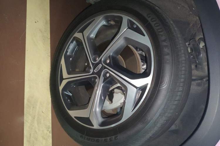 Used Geely Auto Monjaro L 2021 2.0TD DCT EVO Two-Wheel Drive Prestige Version Right Front Wheel Hub
