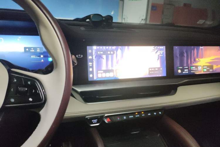 Used Geely Auto Monjaro L 2021 2.0TD DCT EVO Two-Wheel Drive Smart Luxury Version Audio And AC Panel