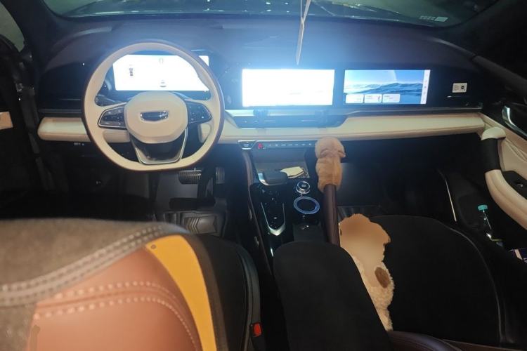 Used Geely Auto Monjaro L 2021 2.0TD DCT EVO Two-Wheel Drive Prestige Version Center Console