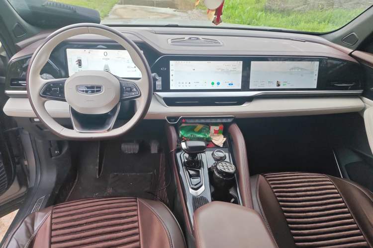 Used Geely Auto Monjaro L 2021 2.0TD DCT EVO Two-Wheel Drive Prestige Version Center Console