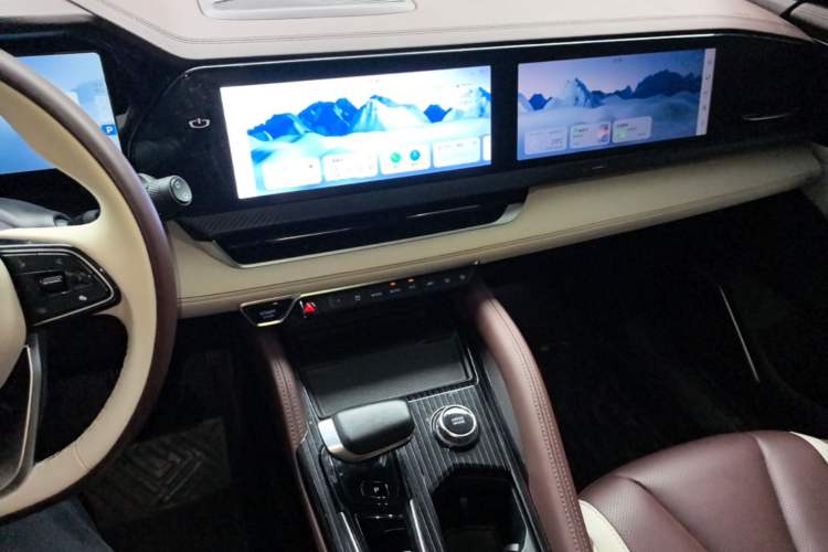 Used Geely Auto Monjaro L 2021 2.0TD DCT EVO Two-Wheel Drive Smart Luxury Version Center Console