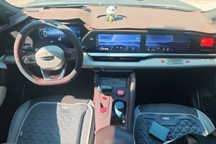 Used Geely Auto Monjaro L 2021 2.0TD High-Power Automatic All-Wheel-Drive Flagship Version Center Console