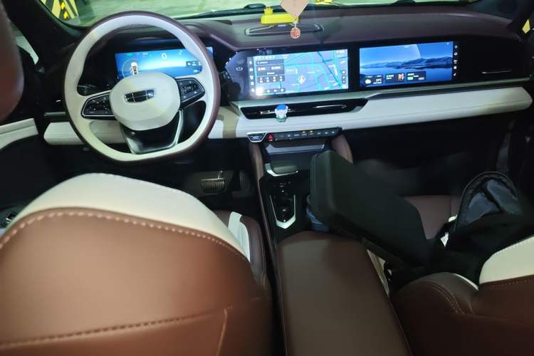 Used Geely Auto Monjaro L 2021 2.0TD DCT EVO Two-Wheel Drive Prestige Version Center Console