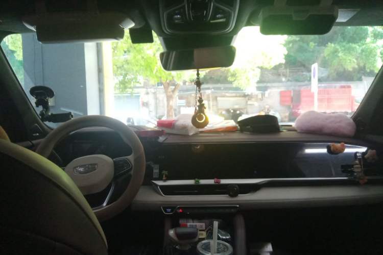 Used Geely Auto Monjaro L 2021 2.0TD High-Power Automatic All-Wheel-Drive Flagship Version Center Console