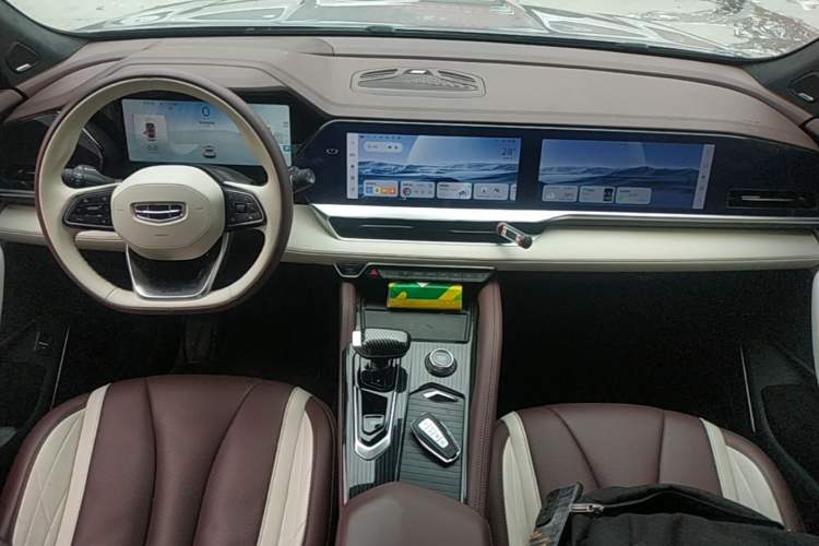 Used Geely Auto Monjaro L 2021 2.0TD DCT EVO Two-Wheel Drive Smart Luxury Version Center Console