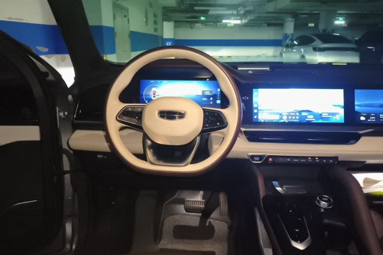 Used Geely Auto Monjaro L 2021 2.0TD DCT EVO Two-Wheel Drive Prestige Version Center Console