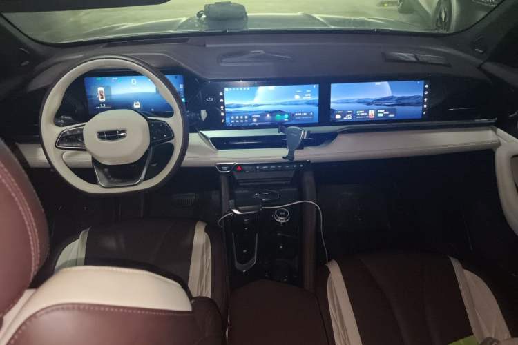 Used Geely Auto Monjaro L 2021 2.0TD High-Power Automatic All-Wheel-Drive Flagship Version Center Console