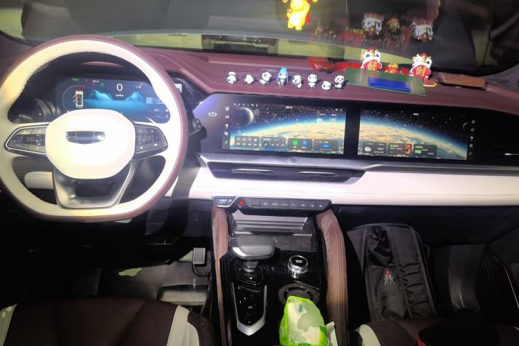 Used Geely Auto Monjaro L 2021 2.0TD DCT EVO Two-Wheel Drive Smart Luxury Version Center Console