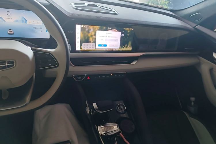 Used Geely Auto Monjaro L 2021 2.0TD DCT EVO Two-Wheel Drive Prestige Version Center Console