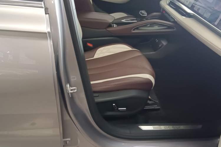 Used Geely Auto Monjaro L 2021 2.0TD High-Power Automatic All-Wheel Drive Luxury Version Right Front Seat