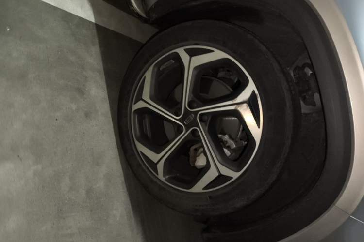 Used Geely Auto Monjaro L 2021 2.0TD DCT EVO Two-Wheel Drive Prestige Version Right Front Wheel Hub