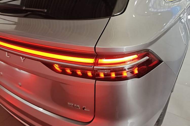 Used Geely Auto Monjaro L 2021 2.0TD DCT EVO Two-Wheel Drive Smart Luxury Version Right Rear Taillight
