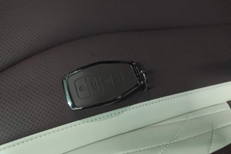 Used Geely Auto Monjaro L 2021 2.0TD DCT EVO Two-Wheel Drive Smart Luxury Version Vehicle Key