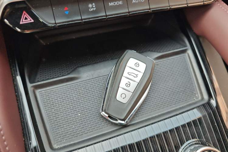 Used Geely Auto Monjaro L 2021 2.0TD DCT EVO Two-Wheel Drive Smart Luxury Version Vehicle Key