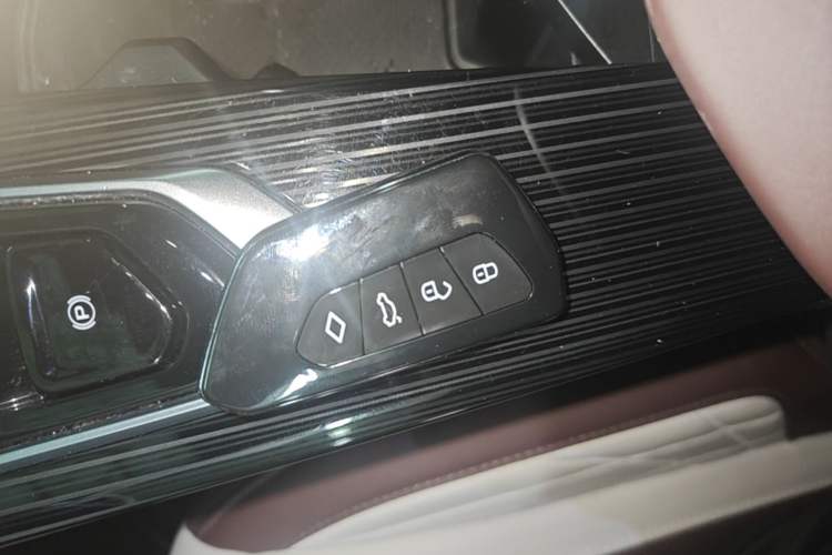 Used Geely Auto Monjaro L 2021 2.0TD DCT EVO Two-Wheel Drive Smart Luxury Version Vehicle Key