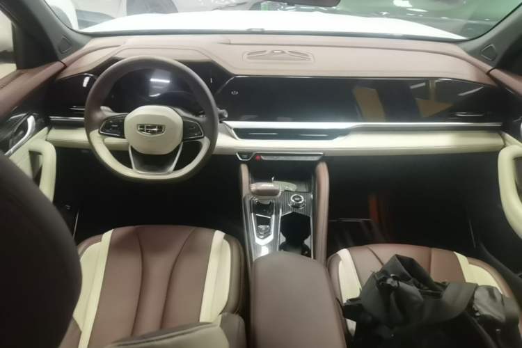 Used Geely Auto Monjaro L 2021 2.0TD DCT EVO Two-Wheel Drive Prestige Version Center Console